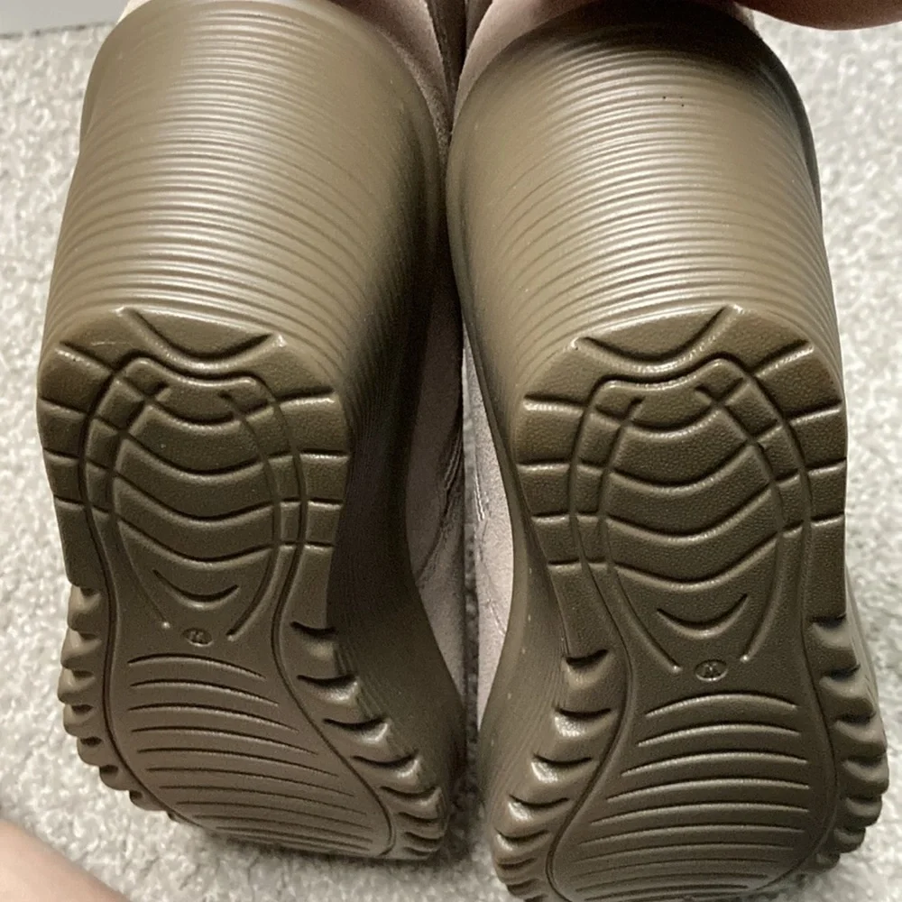 NWOB Skechers booties. Sz 9 Wide. Tan/cream color. Never Worn. - Picture 7 of 12